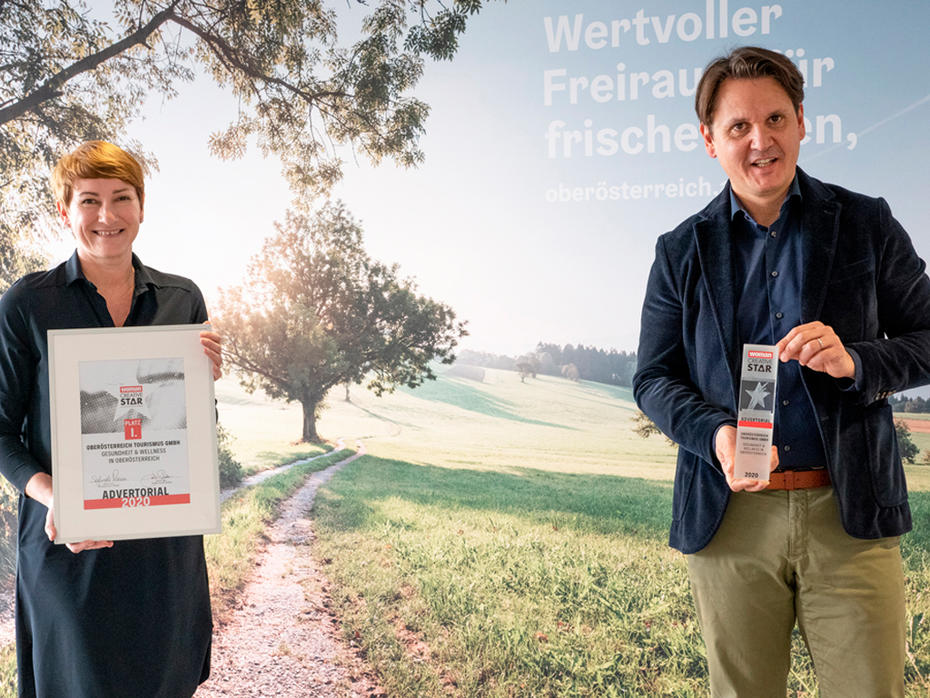 Platz 1 ADVERTORIAL: Oberösterreich Tourismus GmbH – Gesundheit & Wellness in Oberösterreich.
v.l.n.r: Mag. Andrea Reiter-Kofler, Kampagnen & Kooperationsprojekte Oberösterreich Tourismus, Andreas Winkelhofer, Geschäftsführer Oberösterreich Tourismus