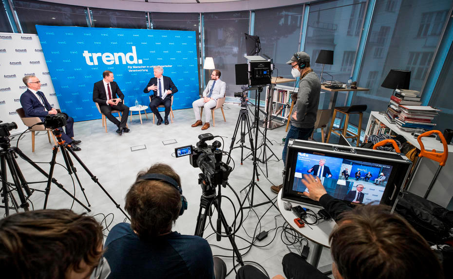 Kamera läuft: Die Aufzeichnung der Round Table Diskussion mit den ESG-Experten Hans Köck und Jörg Moshuber von Amundi und Raphael Fink (VKI)